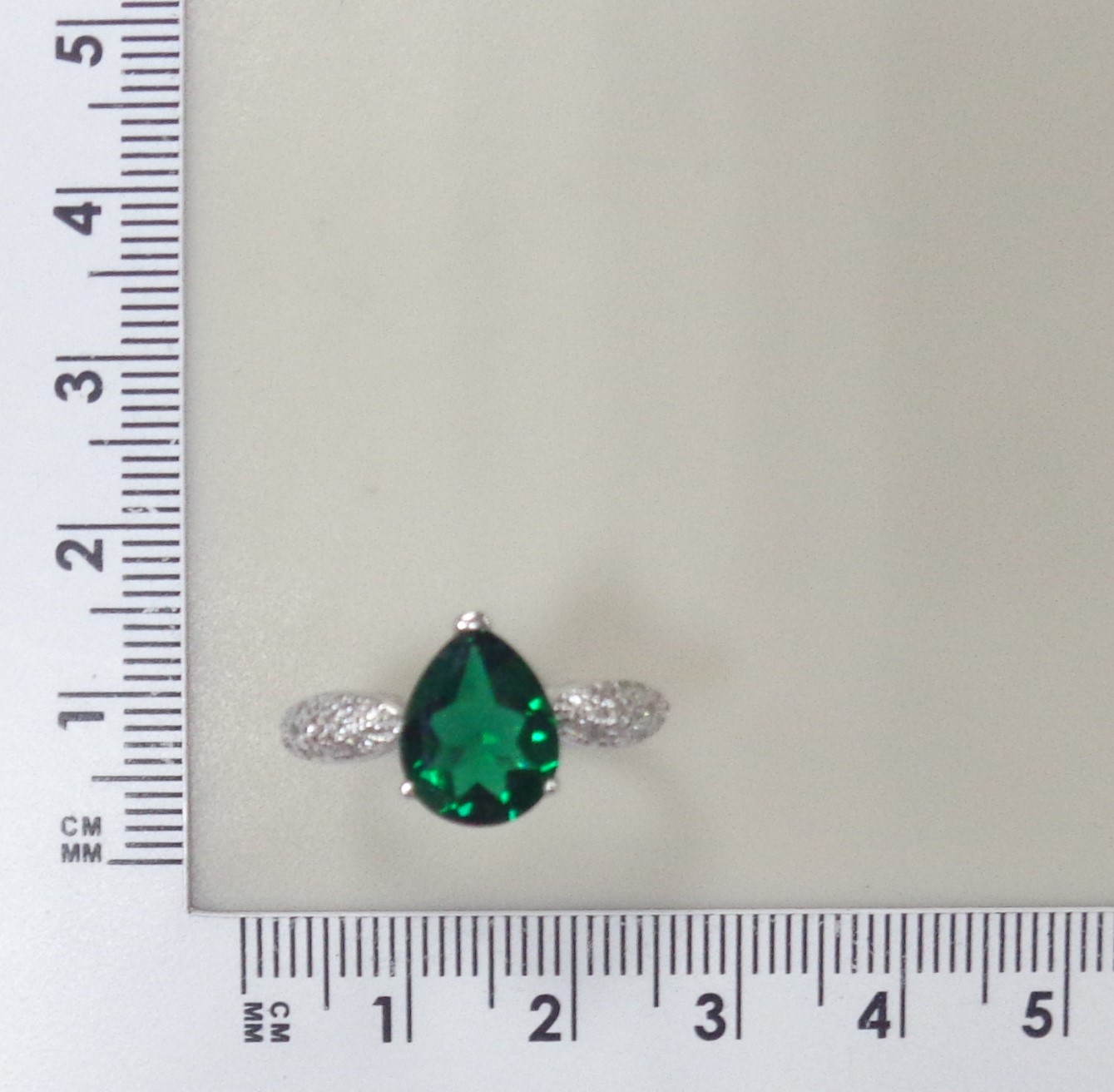 Серебряное кольцо с выращенным изумрудом